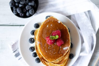 Lezzetli krep ve yabanmersini tabağı