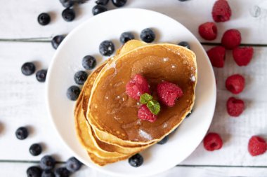 Böğürtlenli krep, bal, nane ve yabanmersinli