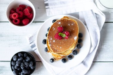 Ahududu ve yabanmersinli taze gözleme.
