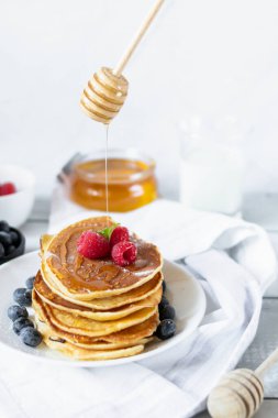 Bal ve böğürtlenli ev yapımı krep.