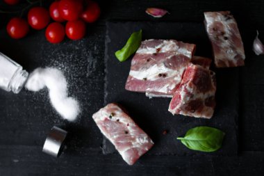 Kesme tahtasındaki pastırma parçaları.