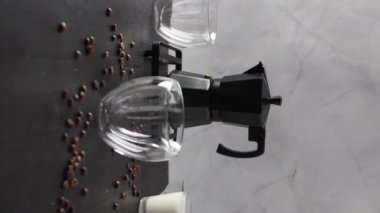 Siyah arka planda bir fincana koyu kahve dökülüyor..