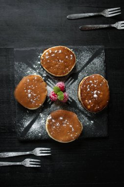 Kremalı ve çikolatalı krep.