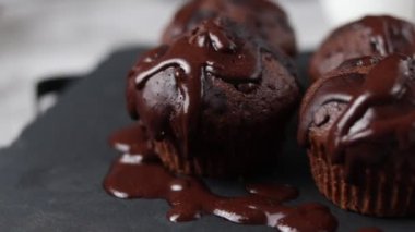 Çikolatalı kek. Koyu bir arka planda. Çikolatalı kekler. Gri bir arkaplanda. Tatlı.