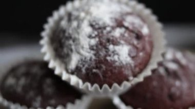 Çikolatalı kek. Koyu bir arka planda. Çikolatalı kekler. Gri bir arkaplanda. Tatlı.