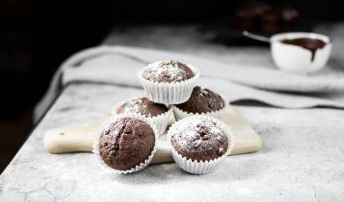Çikolata muffins beyaz plaka üzerinde.