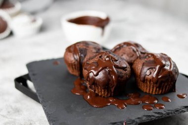 Tahta arka planda çikolatalı kekler..