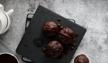 Plaka üzerinde çikolata cupcakes