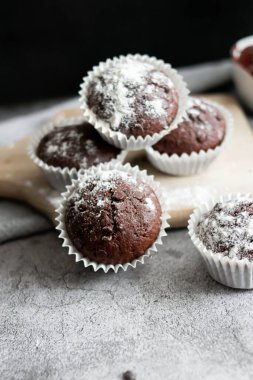 Lezzetli çikolatalı kekler masada, yakın plan.