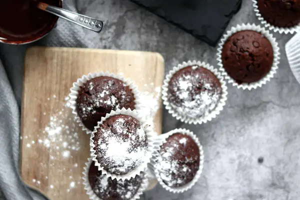 Kremalı çikolatalı kekler.