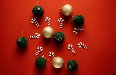 Kırmızı üzerine Noel süslemeleri