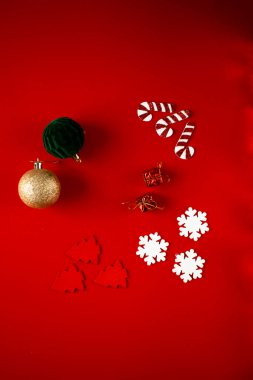 Kırmızı ve altın Noel süsleri