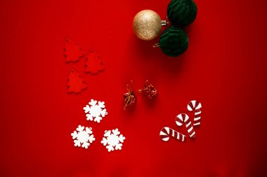 Yeni yıl arkaplanı, Noel süslemeleri, kırmızı arka plan. en üstteki görünüm