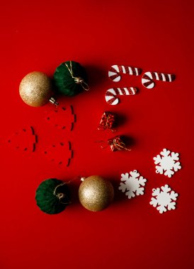 Kırmızı arkaplanda fotokopi alanı ile noel süslemeleri