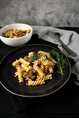 Etli ve peynirli İtalyan makarnası.