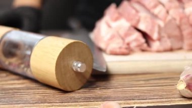 Çiğ domuz eti mutfak tahtasında dilimlenir.