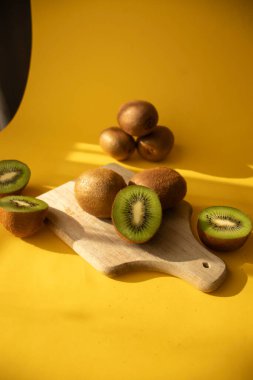 Tahtada kivi. Sarı arka planda. meyve