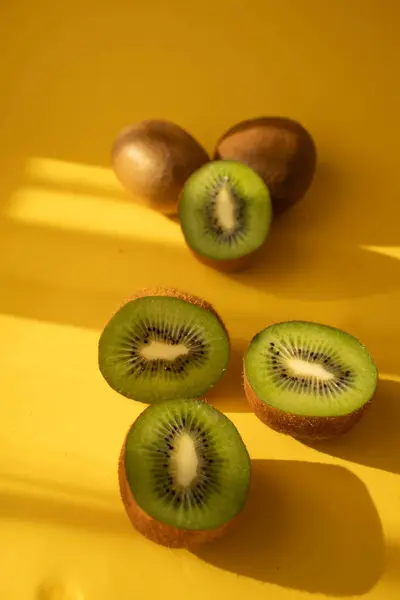 Tahtada kivi. Sarı arka planda. meyve