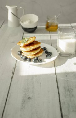 Böğürtlenli ve ballı krep. Masanın üzerinde. Kahvaltı