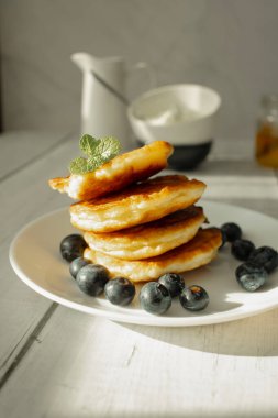 Böğürtlenli ve ballı krep. Masanın üzerinde. Kahvaltı