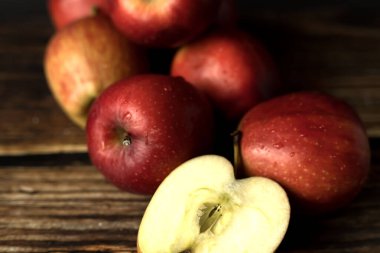 Ahşap arka planda kırmızı elma ve nane yaprakları. Sağlıklı yeme kavramı.