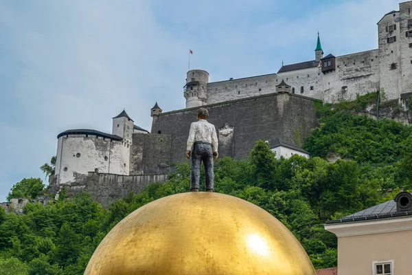 Зальцбург Австрія Червня 2022 Людина Золотому Ячі Скульптура Sphaera Капітелплац — стокове фото