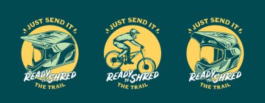 Sürücü, tam yüz miğferleri ve gözlükleri olan bisikletli vektör dağ rozetleri