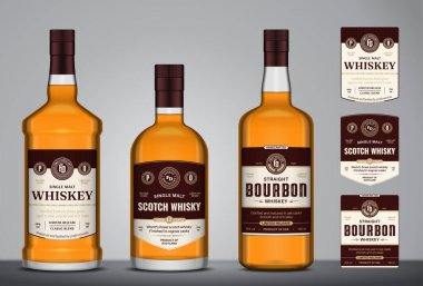 Viski, burbon ve viski viski etiketleri ve cam şişe maketleri.