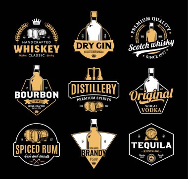 Beyaz ve sarı alkollü içecekler ve siyah arka planda izole edilmiş içki imalathanesi logosu. İçki fabrikası ve alkollü içecekler markalaştırma ve tasarım elementleri
