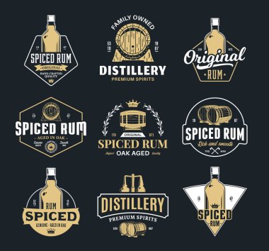 Siyah arkaplanda beyaz ve altın rengi rom logosu var. Rom antika rozetler. Damıtma işi markalaştırma ve kimlik tasarım elementleri