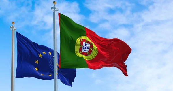 Государственный Флаг Португалии Размахивающий Ветру Флагом Европейского Союза Ясный День — стоковое фото