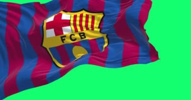 Barcelona, SP, Mayıs 2022: FC Barcelona bayrağı yeşil bir arkaplanda izole bir şekilde sallanıyor. FC Barcelona, İspanya 'nın Barcelona şehrinde kurulmuş profesyonel bir futbol kulübüdür. Yavaş çekimde kusursuz döngü. Krom anahtar