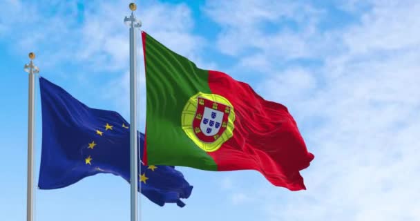 Εθνική Σημαία Της Πορτογαλίας Κυματίζει Στον Άνεμο Σημαία Της Ευρωπαϊκής — Αρχείο Βίντεο