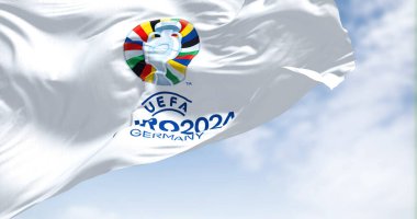 Berlin, Ger, Ekim 2022: UEFA Euro 2024 bayrağı rüzgarda dalgalanıyor. 17. 'si 14 Haziran - 14 Temmuz 2024 tarihleri arasında Almanya' da gerçekleşecek. Seçici odaklanma. Uluslararası spor etkinliği