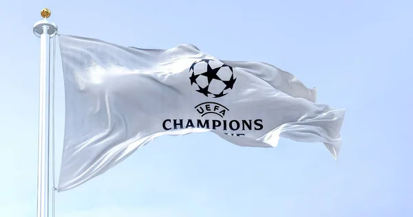 イスタンブールツアー2022年7月 Uefaチャンピオンズリーグの旗が晴れた日に振っている チャンピオンズリーグはヨーロッパのサッカー界で最も権威あるクラブ大会である 生地の質感の背景 — ストック写真