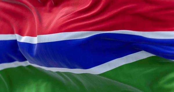 ガンビア国旗が風になびく姿を間近で見ることができます ガンビア共和国は西アフリカの州である 生地の質感の背景 選択的焦点 — ストック写真