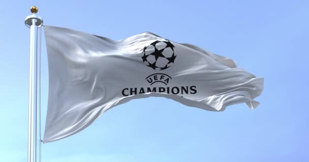 イスタンブールツアー2022年7月 Uefaチャンピオンズリーグの旗が晴れた日に振っている チャンピオンズリーグはヨーロッパのサッカー界で最も権威あるクラブ大会である スローモーションでのシームレスなループ — ストック動画