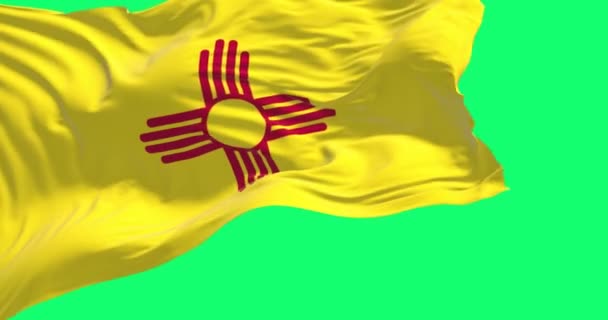 緑の背景に隔離されたニューメキシコ州の旗 ニューメキシコ州はアメリカ合衆国南西部の州である 旗を掲げろ 3Dレンダリング スローモーションでシームレスなループ クロマキー — ストック動画