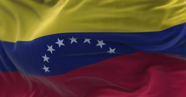 風になびくベネズエラ国旗のクローズアップ ベネズエラ ボリバル共和国は南アメリカの州である 生地の質感の背景 選択的フォーカス スローモーションでのシームレスなループ — ストック動画