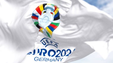 Berlin, Ger, Ekim 2022: UEFA Euro 2024 bayrağı rüzgarda dalgalanıyor. 17. 'si 14 Haziran - 14 Temmuz 2024 tarihleri arasında Almanya' da gerçekleşecek. Seçici odaklanma. Uluslararası spor etkinliği