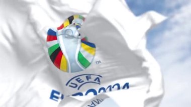Berlin, DE, Ekim 2022: UEFA Euro 2024 bayrağı dalgalanıyor. Euro 2024, 14 Haziran - 14 Temmuz 2024 tarihleri arasında Almanya 'da gerçekleşmiştir. Seçici odaklanma. Uluslararası spor etkinliği. Yavaş çekimde kusursuz döngü