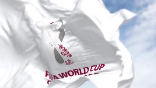 ドーハ 2022年10月 Fifaカタール2022ワールドカップの旗が風になびくのを間近で見ることができます ワールドカップは2022年11月20日から12月18日までカタールで開催される スローモーションでのシームレスなループ — ストック動画