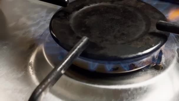 家庭用キッチンクッカーから燃える青い炎 ガス消費と欧州のエネルギー危機 パンニングカメラの動き — ストック動画