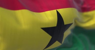 Gana Ulusal bayrağının dalgalanma görüntüsü. Gana Cumhuriyeti bir Batı Afrika devletidir. Kumaş desenli arka plan. Seçici odaklanma. Yavaş çekimde kusursuz döngü