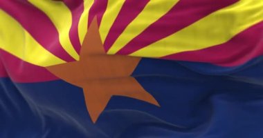 Arizona bayrağının dalgalanma görüntüsü. Arizona, ABD 'nin güneybatısında bulunan bir eyalettir. Kumaş desenli arka plan. Seçici odaklanma. Yavaş çekimde kusursuz döngü