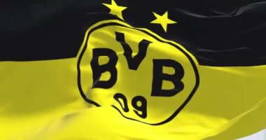 Dortmund, GER, Eylül 2022: Rüzgarda dalgalanan Borussia Dortmund bayrağı. Borussia Dortmund, Almanya 'nın en üst düzey futbol ligi olan Alman profesyonel spor kulübü. Yavaş çekimde kusursuz döngü