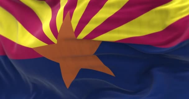アリゾナ州旗を振ってのクローズアップビュー アリゾナ州はアメリカ合衆国南西部の州である 生地の質感の背景 選択的フォーカス スローモーションでのシームレスなループ — ストック動画