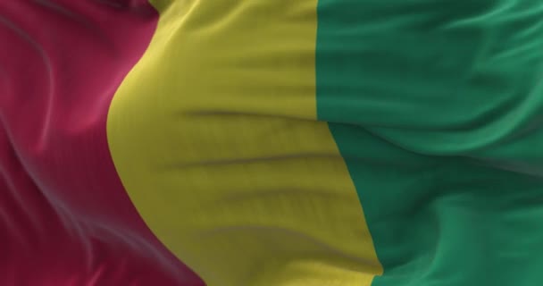 ギニア国旗が手を振る姿を間近で見ることができる ギニア共和国は西アフリカの州である 生地の質感の背景 選択的フォーカス スローモーションでのシームレスなループ — ストック動画