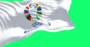 Berlin, DE Ekim 2022: UEFA Euro 2024 bayrak dalgalanması. 2024 yılı 14-14 Temmuz tarihleri arasında Almanya 'da gerçekleşecek. Yavaş çekimde kusursuz döngü. Yeşil ekran ve krom tuş