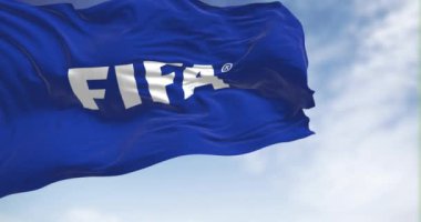 Zürih, CH, Ekim 2022: Rüzgarda dalgalanan Fifa bayrağının yakın çekim görüntüsü. Fifa, Amerikan futbolunun uluslararası yönetim organıdır. Yavaş çekimde kusursuz döngü. 3 Boyutlu Hazırlama